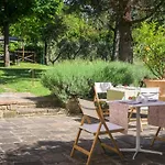 Metelliano 10, Emma Βίλα *
